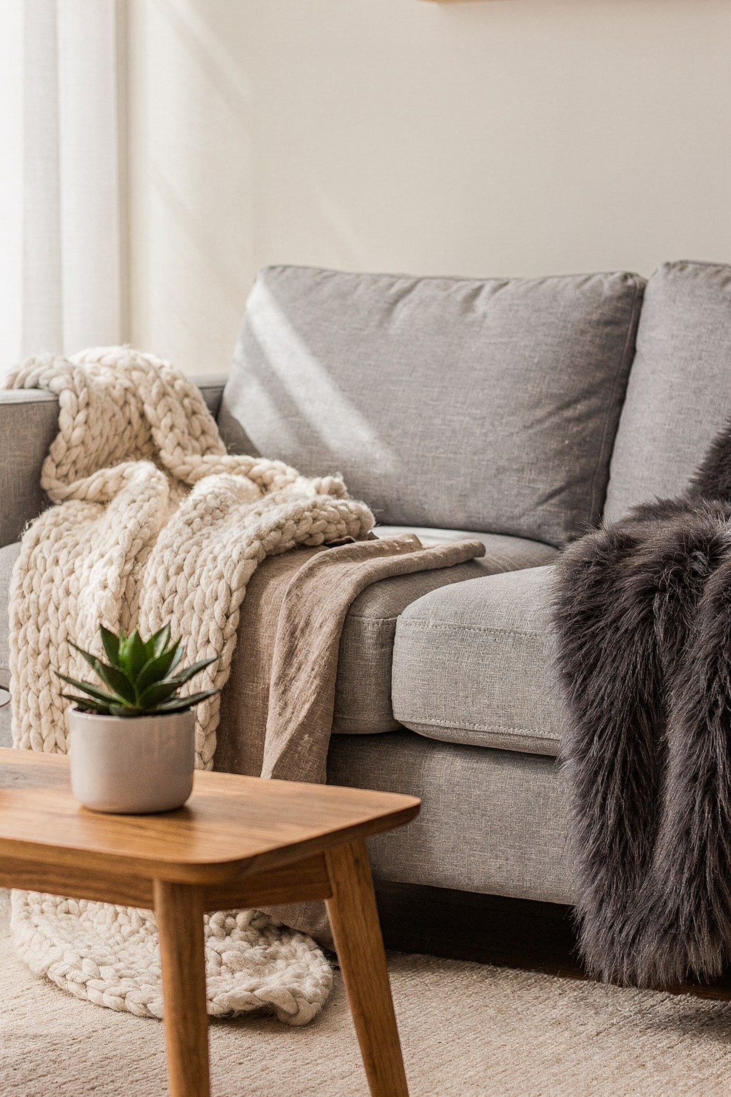 5 Ways to Layer Cozy Throws Like an Interior Designer