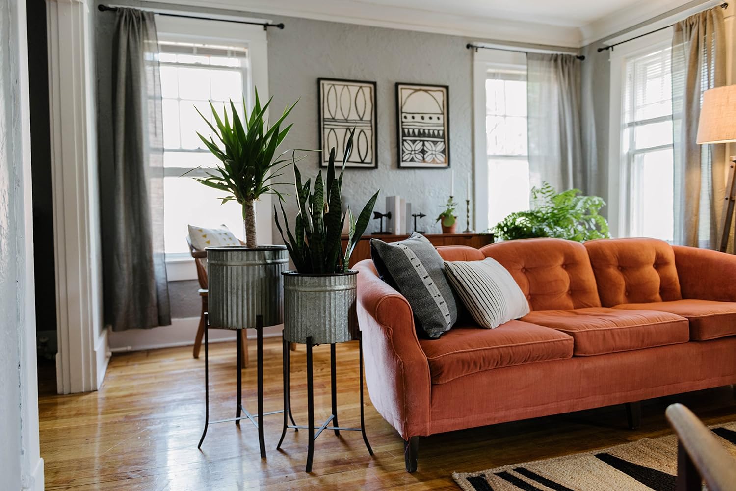 Design a Thriving Garden: 5 Rustic Planters That Frame Your Outdoor Space Under $35